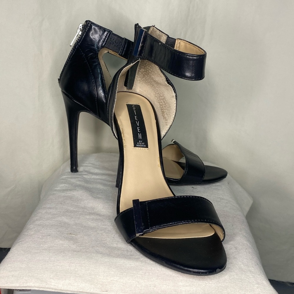 STEVEN Steve Madden Women’s 8.5 Black with Silver Hardware 4” Heel Zip Open-Toe